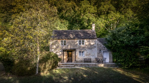Woody's Cottage and its garden with patio and large lawn, Gloucestershire